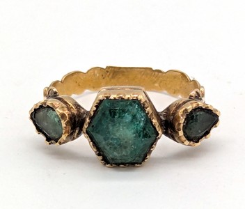 BAGUE en or (750) sertie d'une émeraude hexagonale...